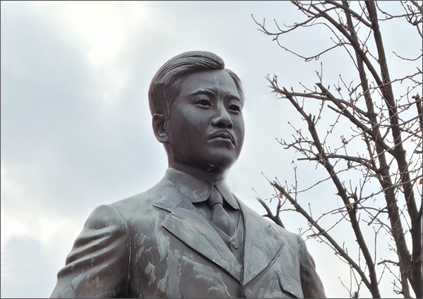 마로니에 공원의 김상옥 의사상