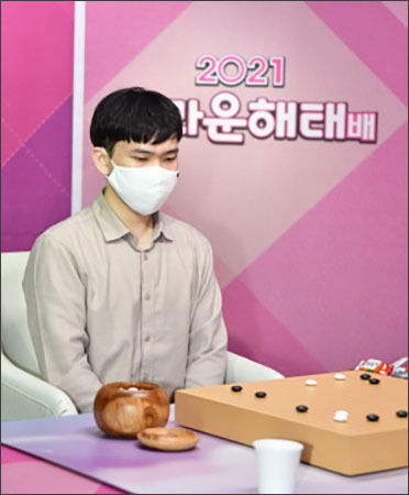 한승주 9단은 준우승으로 크라운해태배를 졸업했다.