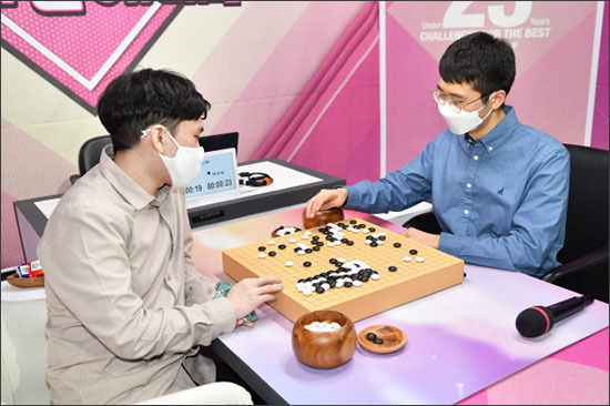 대국 후 복기장면, 종합전적 2-1로 변상일 9단이 우승컵을 차지했다.