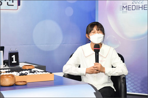 김효영 초단이 메디힐 밀레니엄 여자최강전 초대 챔피언에 올랐다. 대담하는 김효영 초단