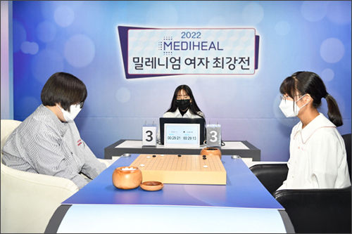 김민서 초단(왼쪽)과 김효영 초단의 새내기 프로기사 간 결승 맞대결