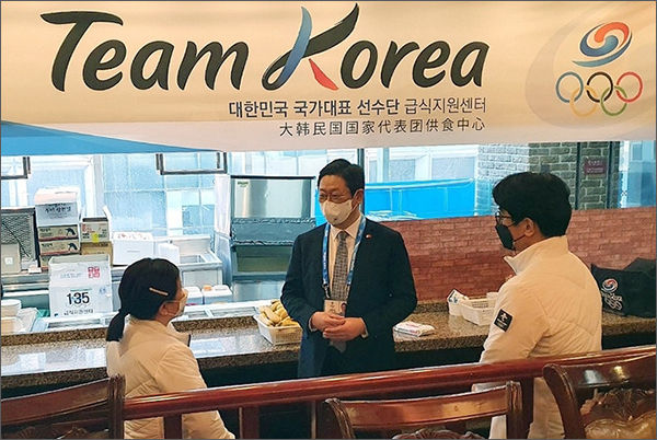 급식지원센터를 방문하여 팀원들과 이야기를 나누는 황희 문체부장관