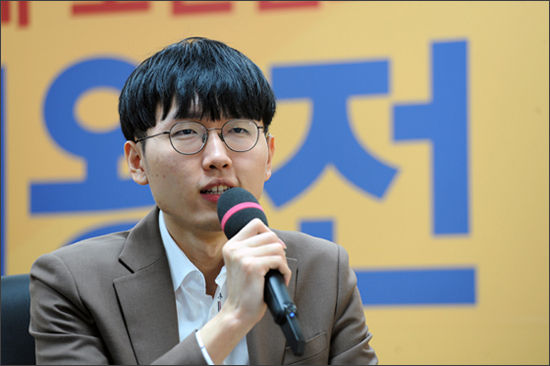 신진서 9단이 2년 만에 LG배 두 번째 우승에 성공한 뒤 대담하는 모습