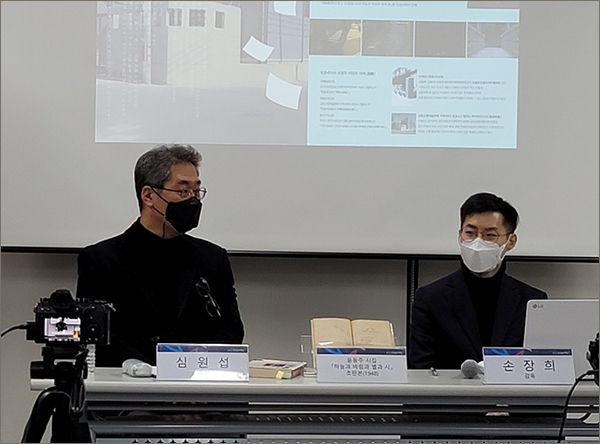 대담을 하는 심원섭 교수(왼쪽)와, 손장희 감독