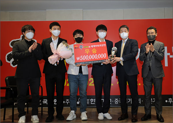 시상식 뒤 기념 촬영. 왼쪽부터 원성진 박정환 신민준 신진서 9단,