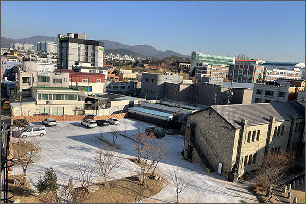 ‘북수동 왕의 골목 특화사업’으로 북수동성당 내 조성한 공공통행로
