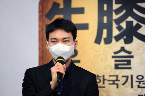 우승자가 된 뒤 소감을 말하고 있는 박정환 9단