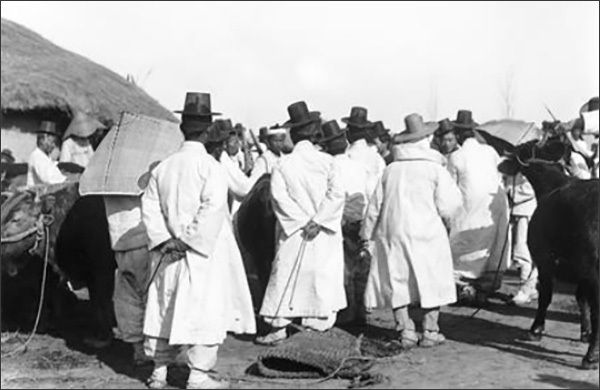 <미국 탐험가 로이 채프먼 앤드루스가 촬영한 사진 속 한복 차림(1911년)(사진 제공: 국립민속박물관)