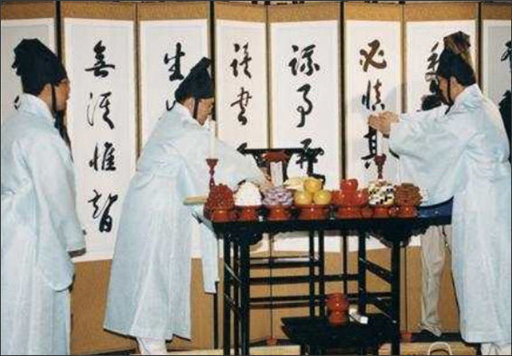 <명절 차례의 제례복(사진 제공: 국립민속박물관)