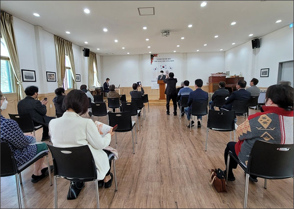 방역지침을 지키면서 기념회 출범식을 하는 모습