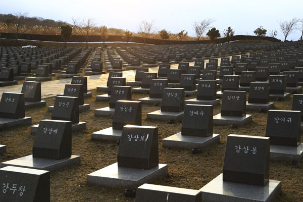 제주 4.3 평화기념관 내 희생자 무덤, 사진 최우성 작가
