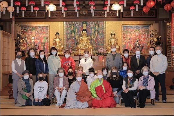 코로나19로 2년만에 기쁜 해후를 한 나가노 금강사 신도들과 주지 법현 스님 