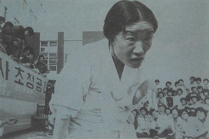 8ㆍ90년 대 공옥진 할머니 공연 장면, 공연할 때면 많은 젊은이들이 모여 들었다.