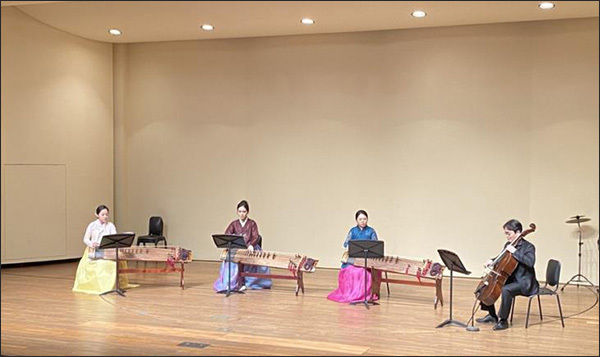 <매화 향기 흐르고> 거문고: 김희영ㆍ정하은ㆍ이아람, 첼로: 강찬욱(왼쪽부터)