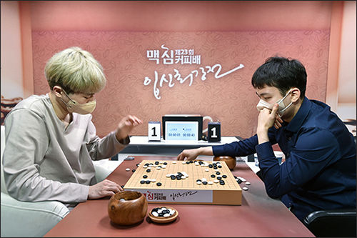 한 달 만에 맥심커피배로 무대를 옮겨 또다시 결승에 만난 박정환 9단(오른쪽)과 이동훈 9단. 박정환 9단이 다시 한 번 완봉승을 거뒀다.