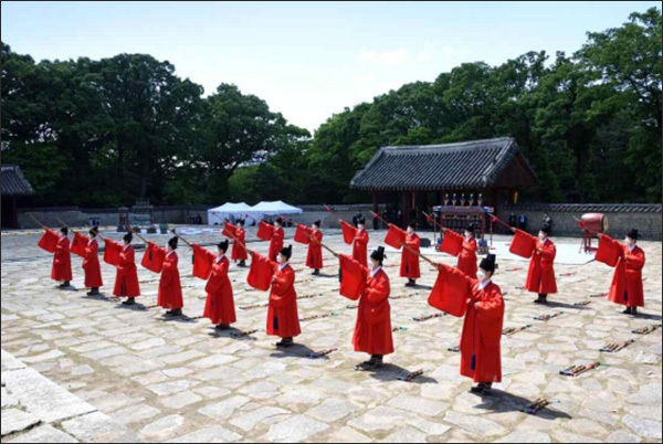 종묘제례악에서 일무를 추는 모스습