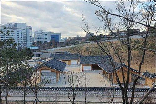 북측에서 본 복원 전경