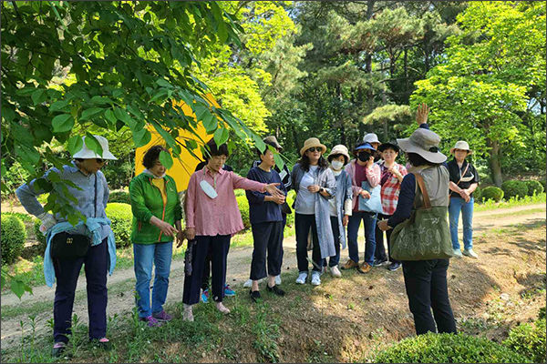 서울대학교 수원수목원 숲해설 프로그램에 참여하는 모습