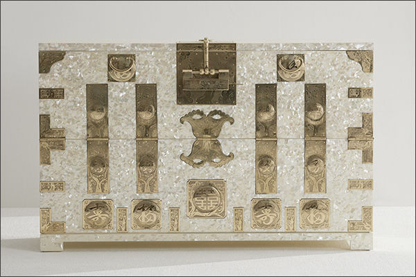 류지안, 설중매 (雪中梅, Heritage_White 08), 나무, 자개, 백동, 110x38x69cm