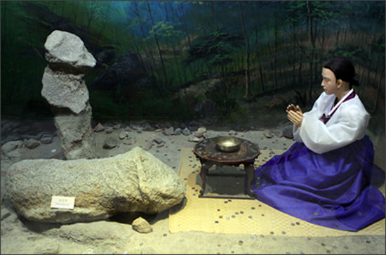 옛사람들은 남근석에 아들을 낳게 해달라고 빌었다.(안동민속박물관)