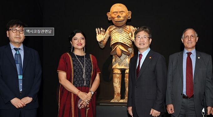 문화체육관광부(이하 문체부) 박보균 장관은 5월 27일(금), 국립중앙박물관에서 멕시코 문화부 알레한드라 프라우스토 게레로(Alejandra Frausto Guerrero) 장관을 만나 양국 수교 60주년 계기 문화협력 방안을 논의하고, 아스테카 문명 특별전시를 함께 관람했다.