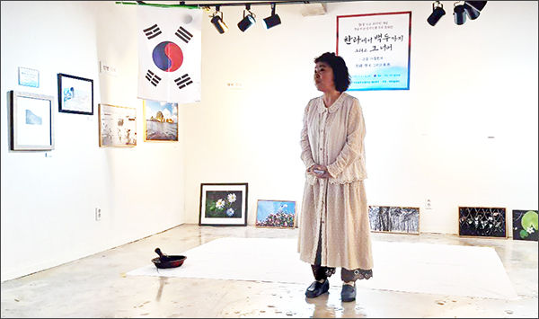 추모전을 주관한 마산 다다갤러리 김옥자 화가의 축사하는 모습