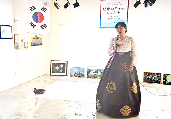 시인인 송미숙 낭송가가 이근모 시인의 ‘고려인’을 낭송한다