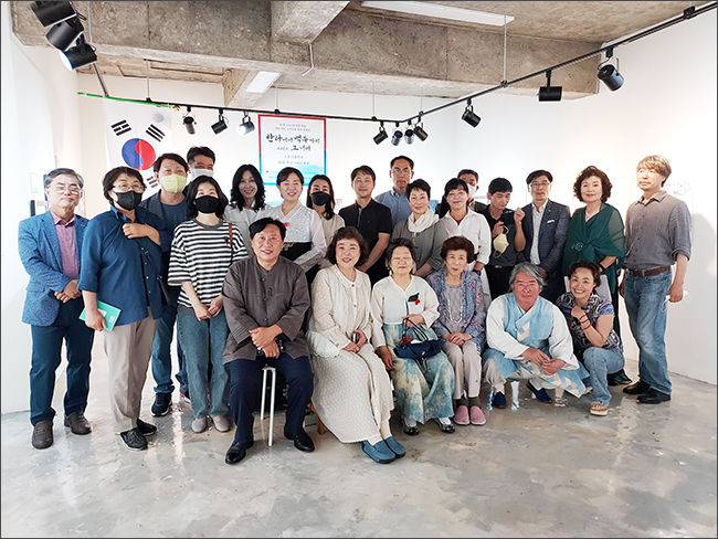 마산추모전에 참여한 작가들과 애국시민 기념촬영