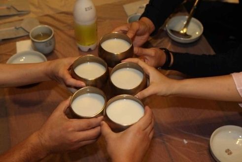 막걸리를 즐기는 모습