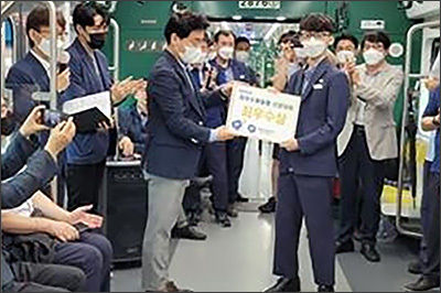 입상자 수상 (최우수상 이근백 씨)