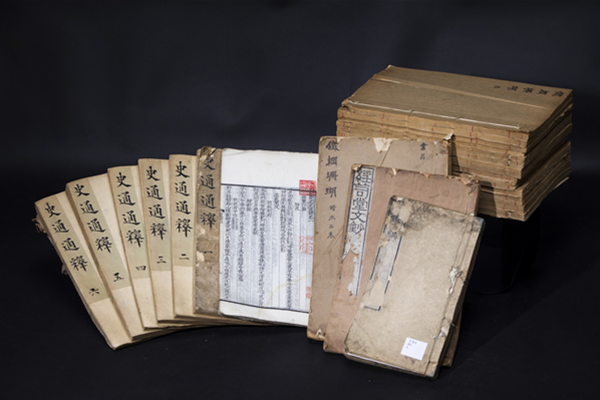 추사 김정희가 소장했던 책: 왼쪽부터 『사통통석』,『용보선생유시』,『철망산호』,『경사당문초』,『낙학편』