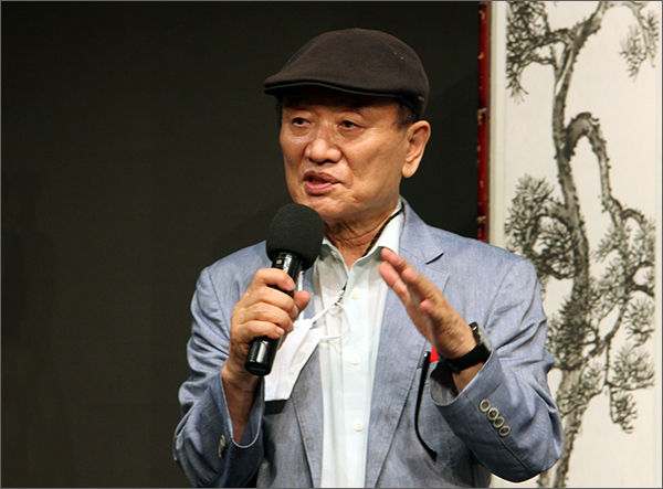 심사소감을 말하는 서한범 심사위원장