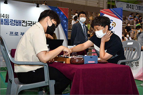 최철한 9단(오른쪽)이 대통령배에서 우승하며 7년 2개월 만에 우승했다