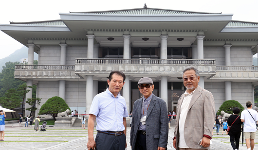청와대 영빈관 앞에서 오용길 작가, 장학구 관장, 허달재 이사장(왼쪽부터)