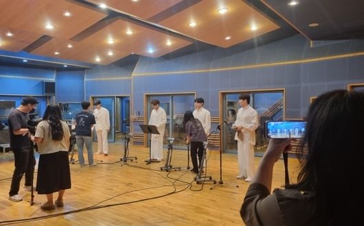 '뮤지컬 안중근 영웅'을 재능 기부한 크로스오버그룹 컨템포디보가 녹화하고 있는 모습(KBS사회봉사단 제공)