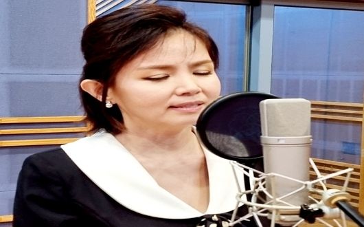 독립운동가 남편을 잃은 여성의 한을 담은 노래 '눈물 젖은 두만강' 녹음에 여념이 없는 트로트 가수 나미애 씨(KBS사회봉사단 제공)