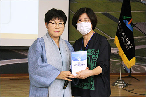 강연 후 홍복자 연수생과 함께 한 이윤옥 소장