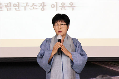 이윤옥 한일문화어울림연구소장이 '역사적인물에서 찾은 청렴'이란 주제로 강의하고 있는 모습