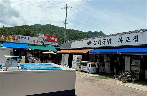 장터안의 느낌이 없이 음식점만 두어 곳 있다 