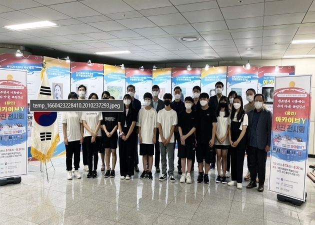 ‘청소년이 기록하는 우리마을 독립정신 <아카이브Y(용인)>' 전시회를 위해 애쓴 청소년들과 관계자들