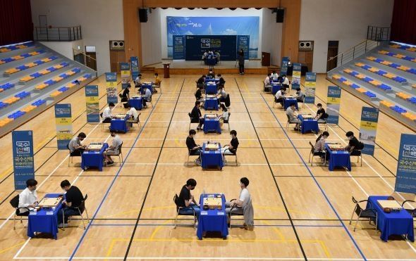 신안군민체육관에서는 국내 프로토너먼트 32강이 열렸다.