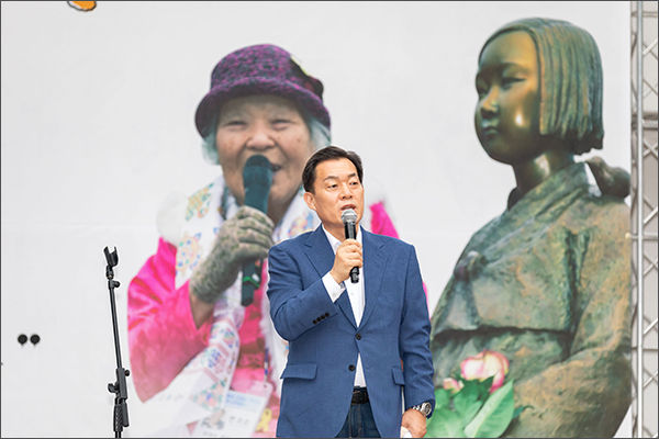 이재준 시장이 기림일 행사에서 발언하고 있다