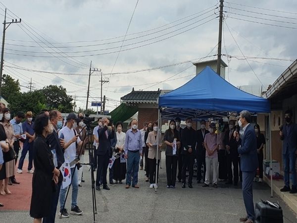 제막식 행사는 정현숙 지사 생가터 앞 마당에서 열렸다. 사진은 이번 제막식을 주관한 용인독립운동기념사업회 우상표 회장의 인사말 하는 모습(오른쪽 앞쪽에 마이크 든 이) 