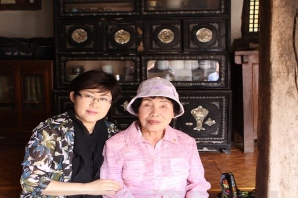 오희옥 지사와 친정어머니(정현숙지사) 생가 툇마루에서 (2012년 6월 1일) 