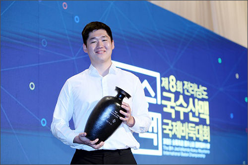 국내 프로토너먼트 우승자 이원영 9단. 입단 후 첫 우승이다.