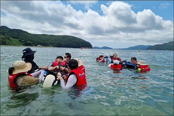 참여자가 수상휠체어로 바다를 체험하고 있다.(‘22.8.12., 거제 구조라해수욕장)
