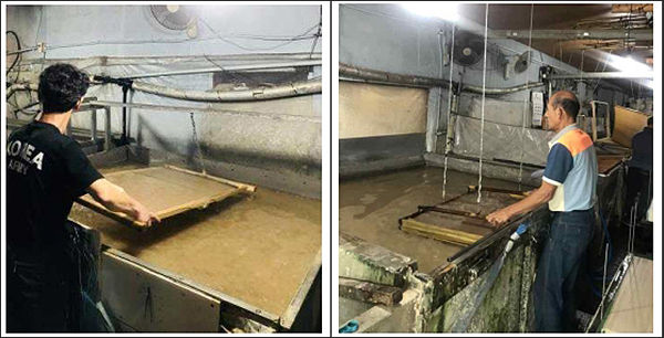 한지 제작공정 흘림뜨기(왼쪽), 가둠뜨기