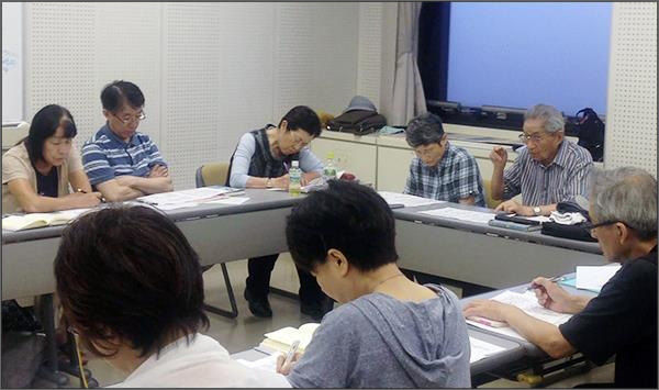 코로나19 이전, 함께 모여 윤동주 시를 공부하고 토론하는 <후쿠오카・윤동주 시를 읽는 모임> 회원들 ⓒ 도다 이쿠코