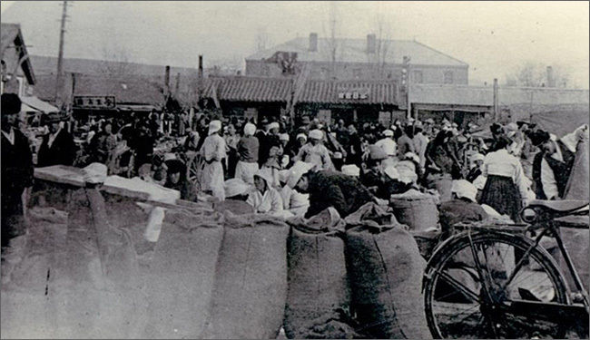 1932년 명동촌에서 용정 시내로 이사한 윤동주도 용정시장을 드나들었을 것이다.(1930년대 용정시장 모습) ⓒ 류은규