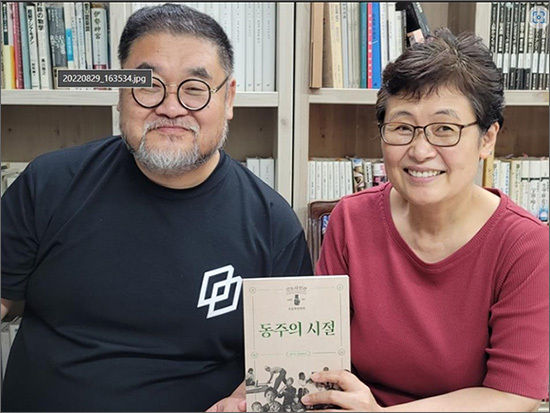 류은규 사진작가(왼쪽), 도다 이쿠코 작가